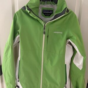Patagonia Gortex, Women’s Vibrant Green and White Coat
